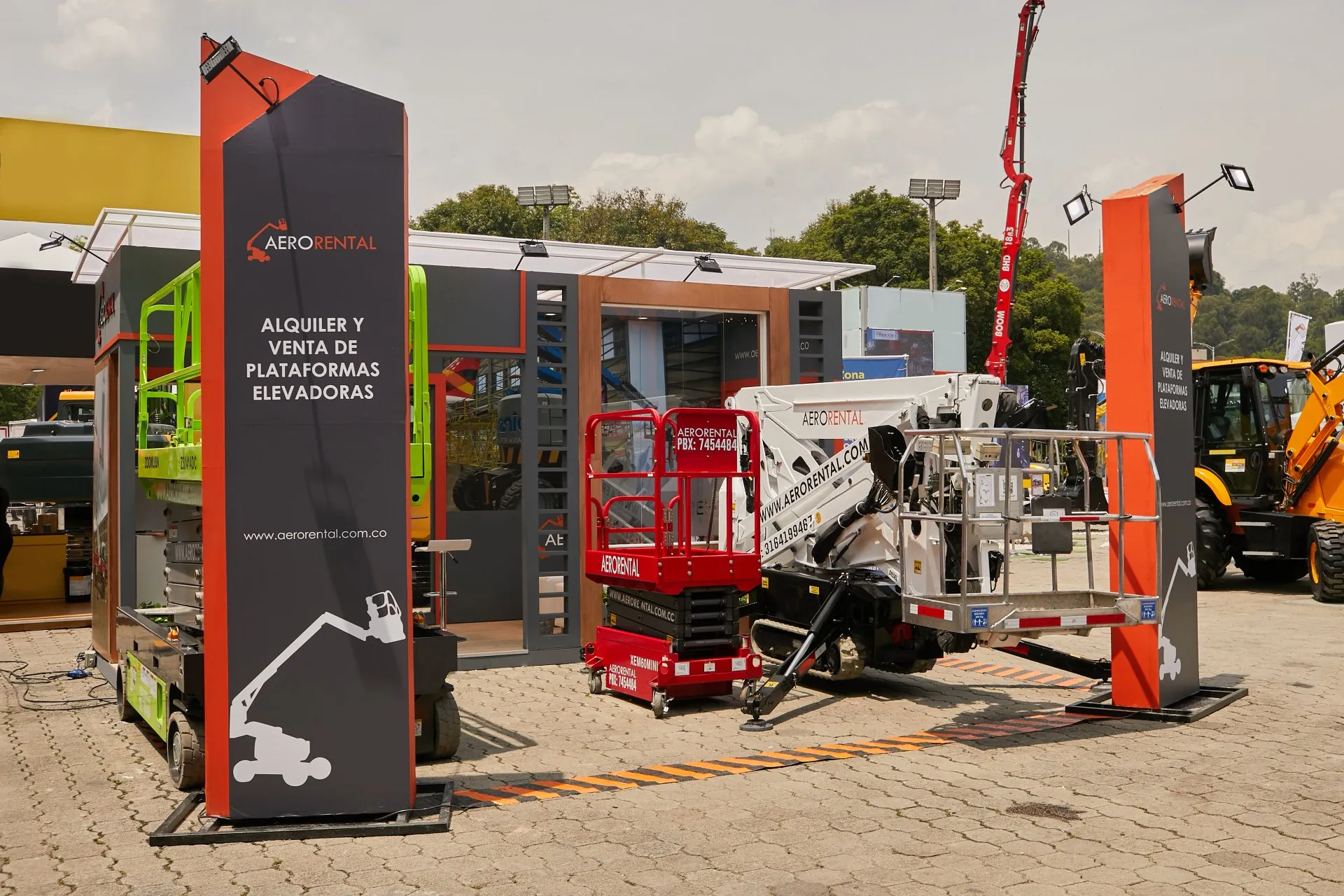 Exhibición de elevador de tijera y plataforma sobre remolque en Aerorental para venta o alquiler