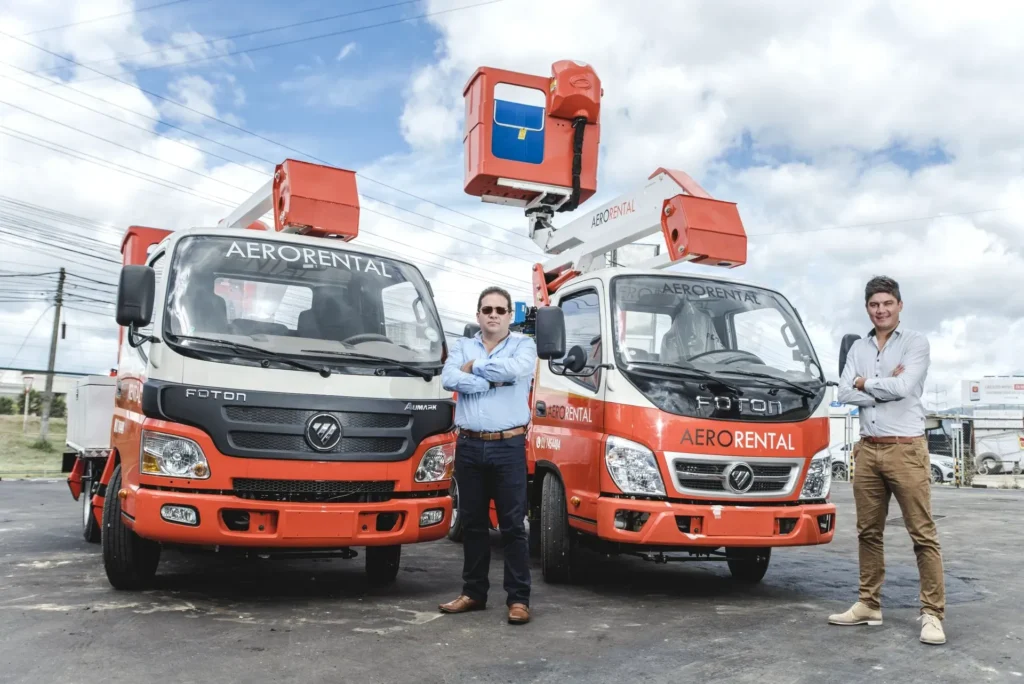 Flota de camiones con plataforma elevadora lista para alquiler en Aerorental