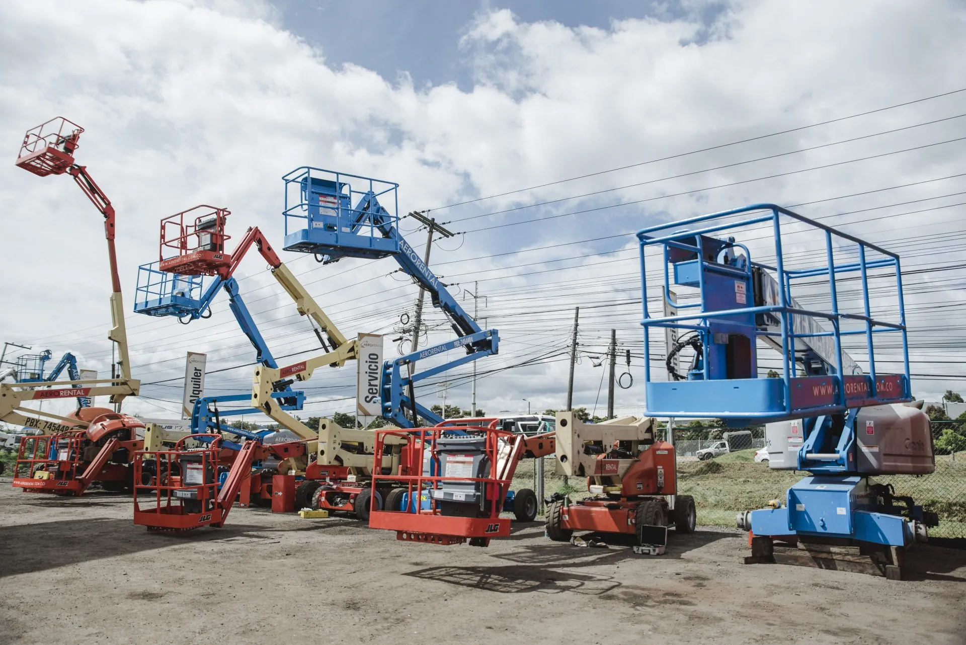 Amplia flota de plataformas elevadoras, incluyendo brazos articulados y elevadores de tijera, disponibles en Aerorental Bogotá