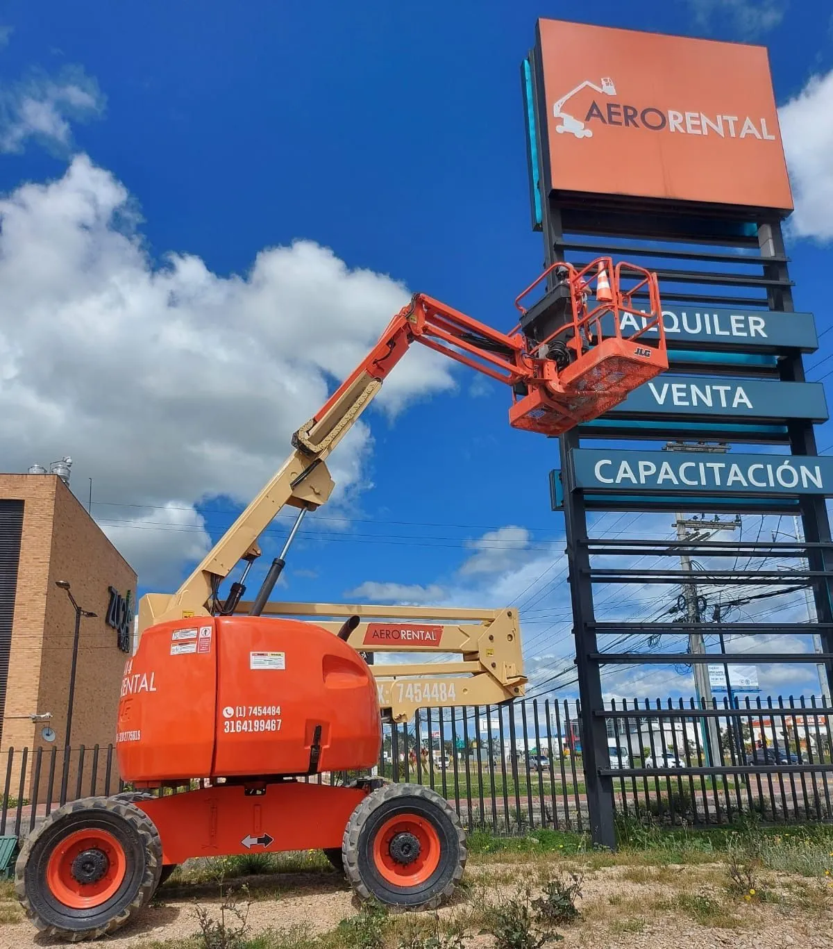 Equipo de protección individual contra caídas (EPI) con arnés y sistema de seguridad para trabajo en altura.