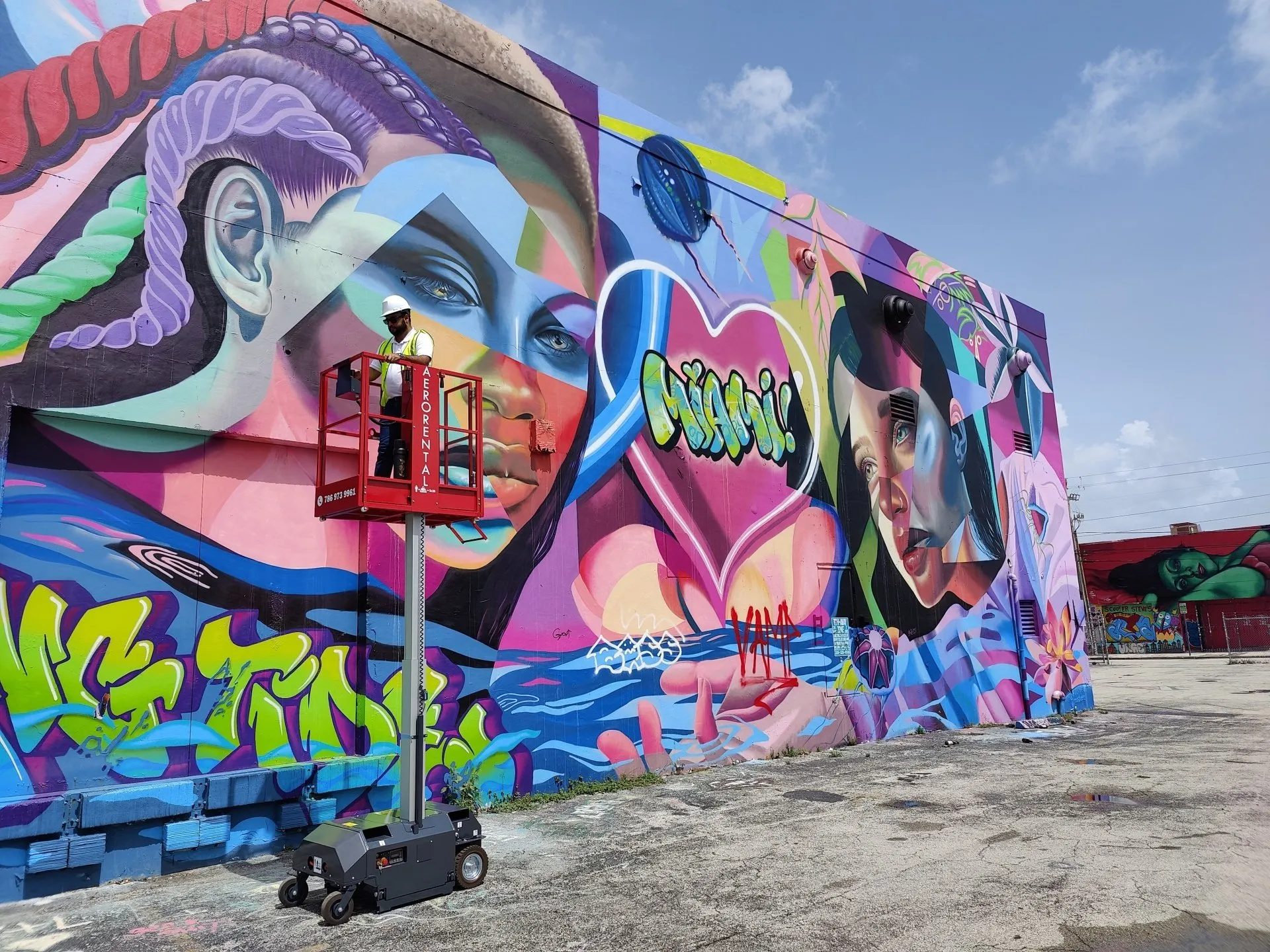 Plataforma elevadora modelo Leonardo disponible en Aerorental