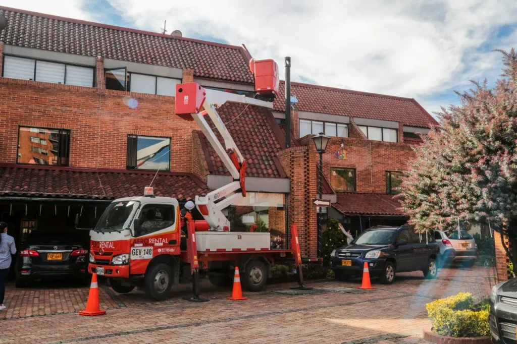 Plataformas elevadoras decoradas para Navidad en Aerorental