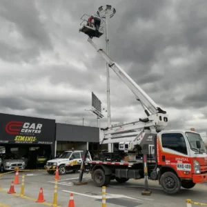 Plataforma elevadora montada sobre camión disponible para alquiler en Aerorental