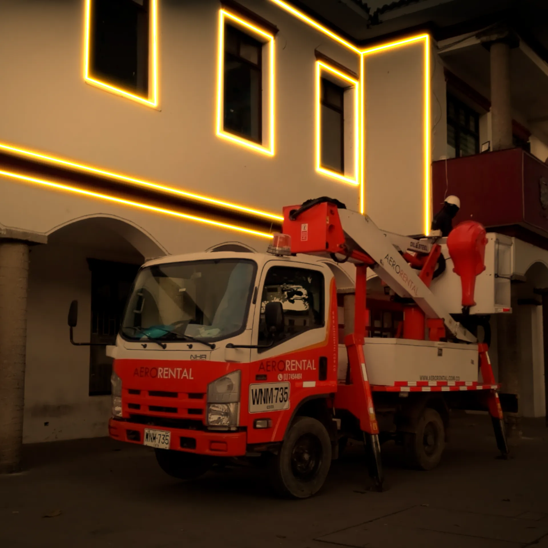 Luces navideñas instaladas en plataformas de altura de Aerorental