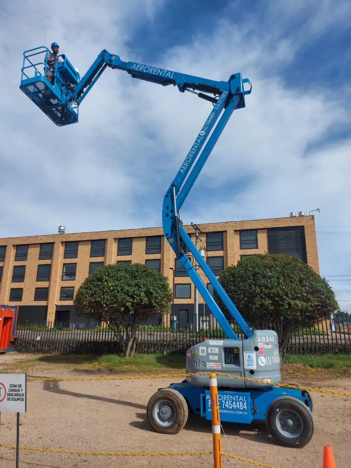 Plataforma elevadora Genie de gran altura disponible en Aerorental