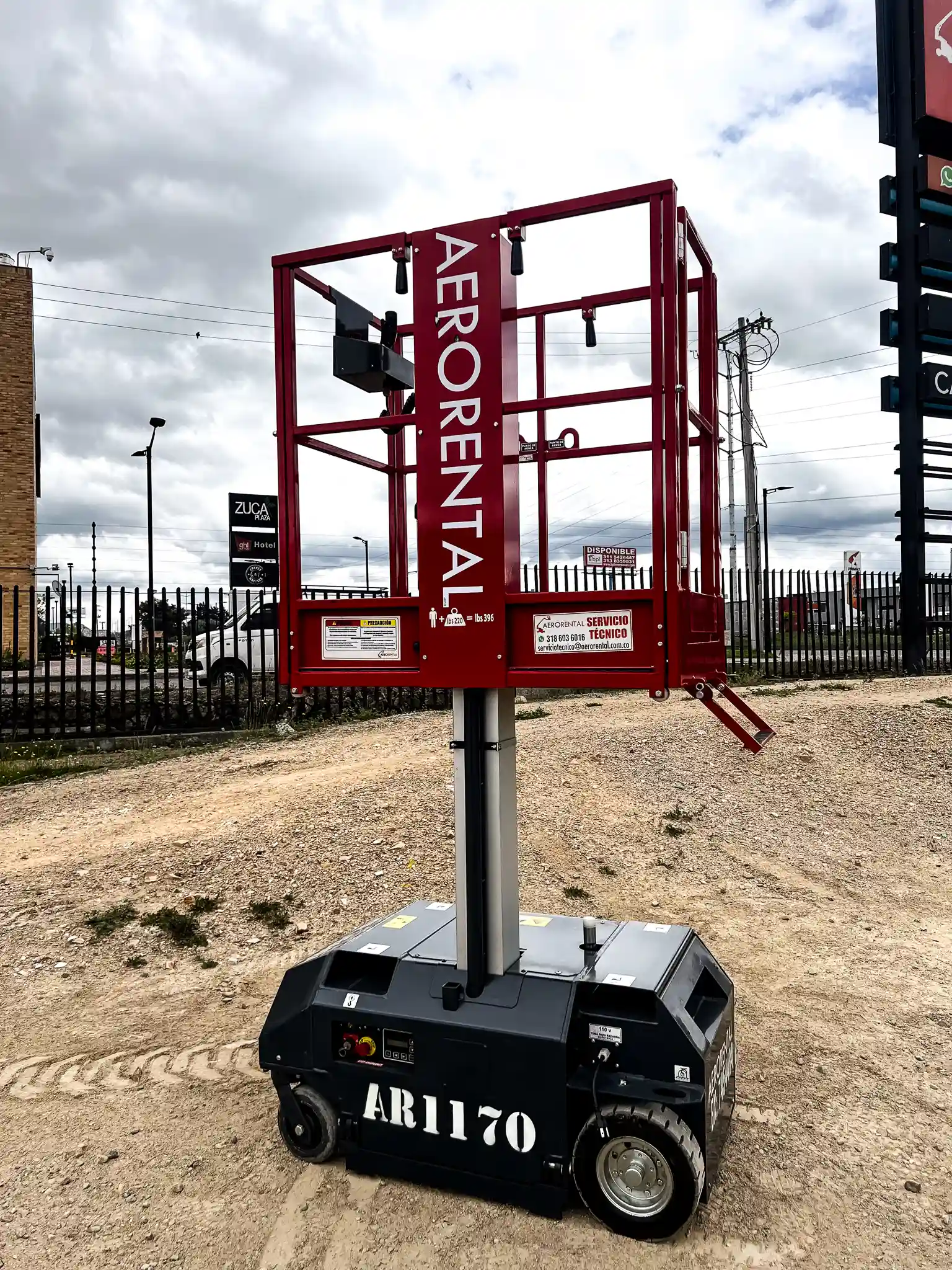 Plataforma vertical Leonardo Bravi HD de AeroRental para mantenimiento en altura