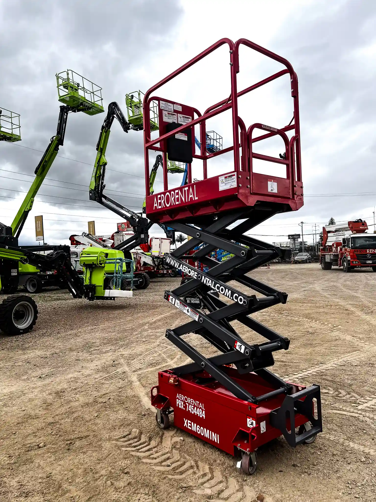 Mini plataforma elevadora XE60 de AeroRental para trabajos en altura