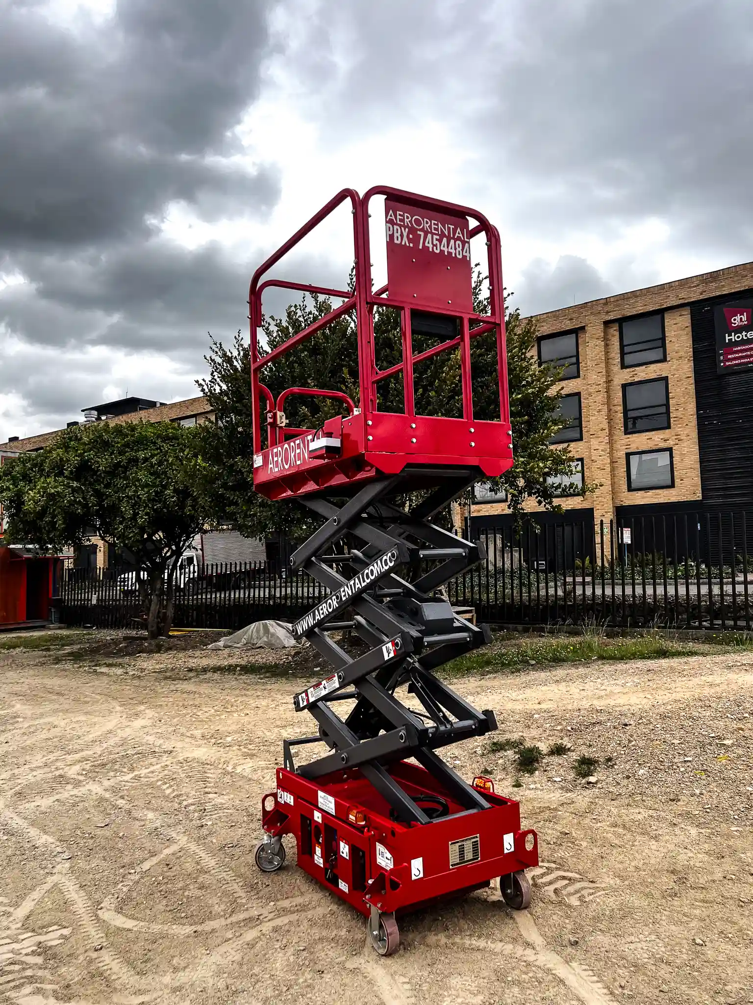 Mini plataforma elevadora XE60 de AeroRental para trabajos en altura