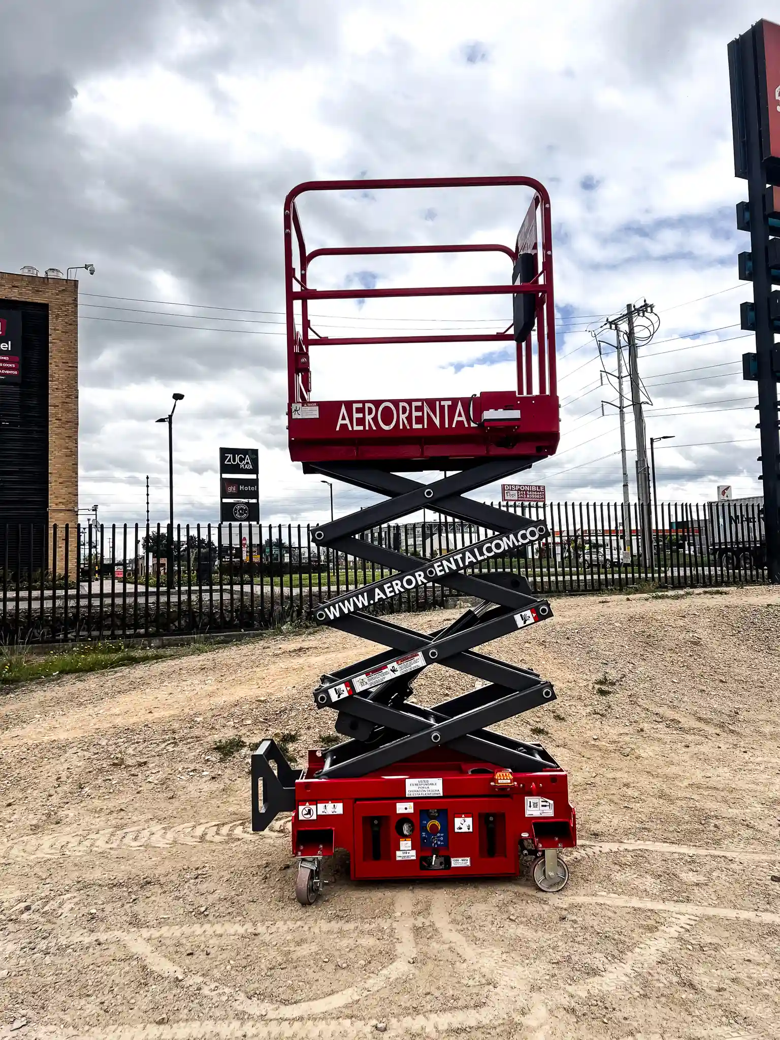 Mini plataforma elevadora XE60 de AeroRental para trabajos en altura