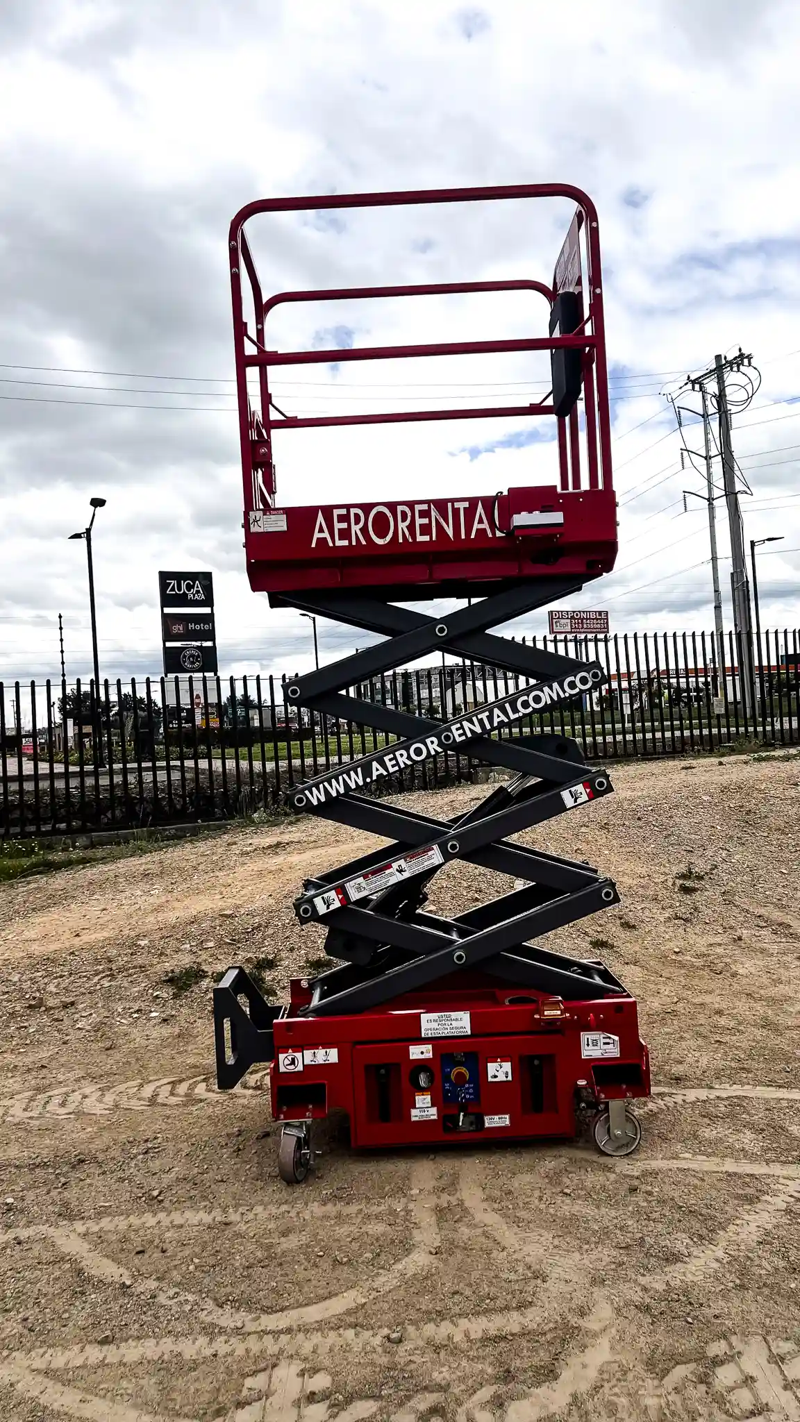 Mini plataforma elevadora XE60 de AeroRental para trabajos en altura