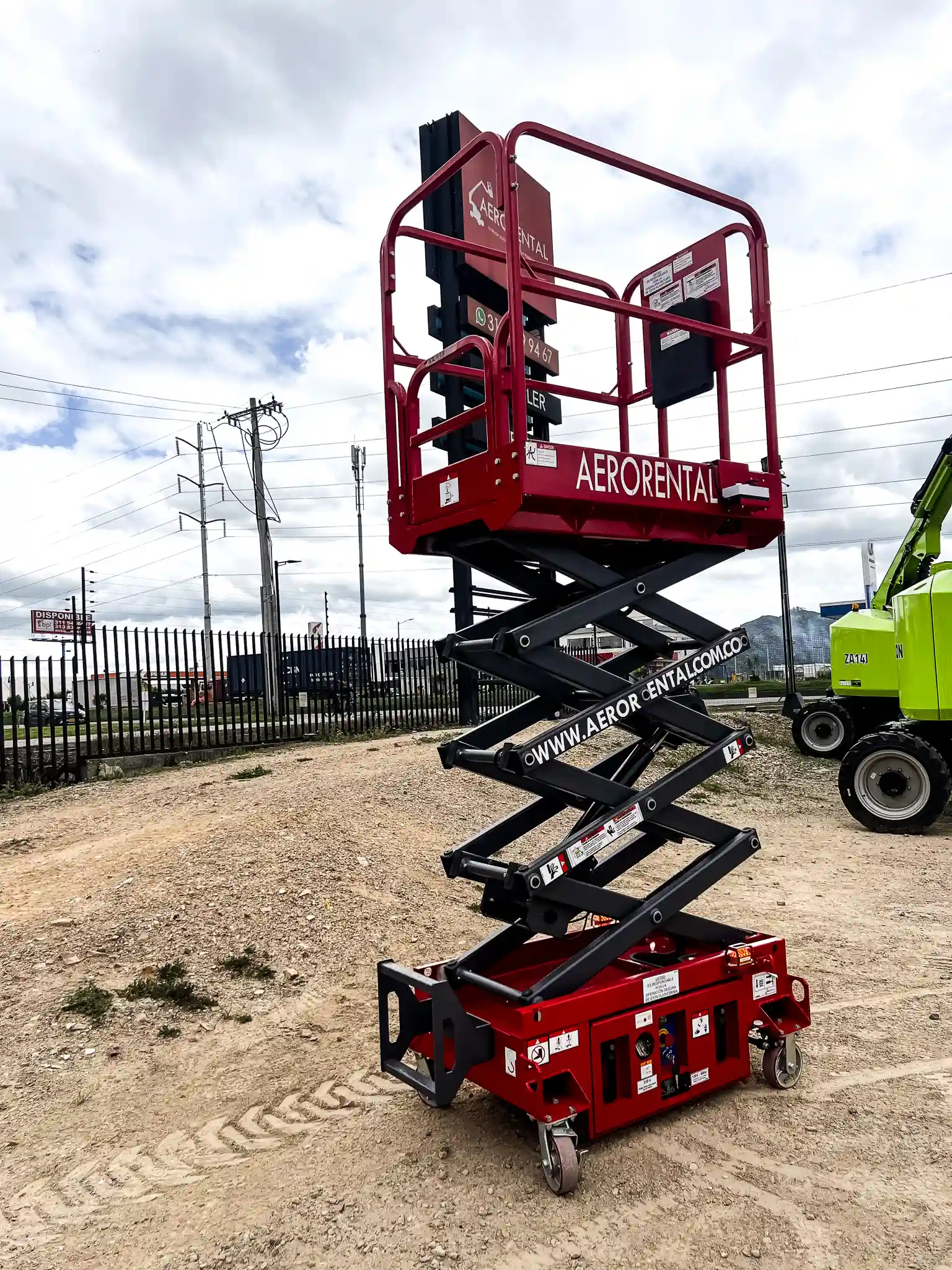 Mini plataforma elevadora XE60 de AeroRental para trabajos en altura