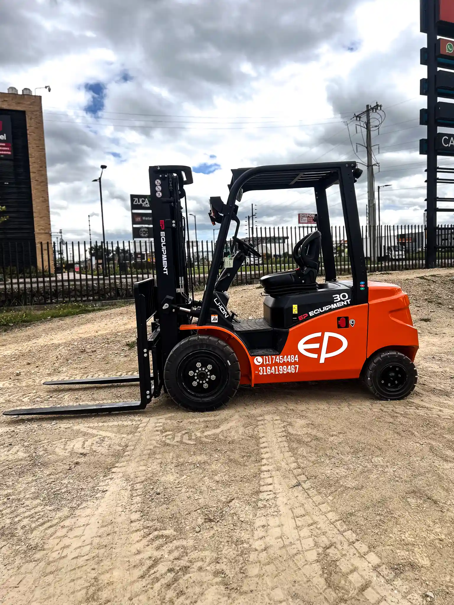 Montacargas eléctrico EFL 300 de AeroRental elevador industrial para carga