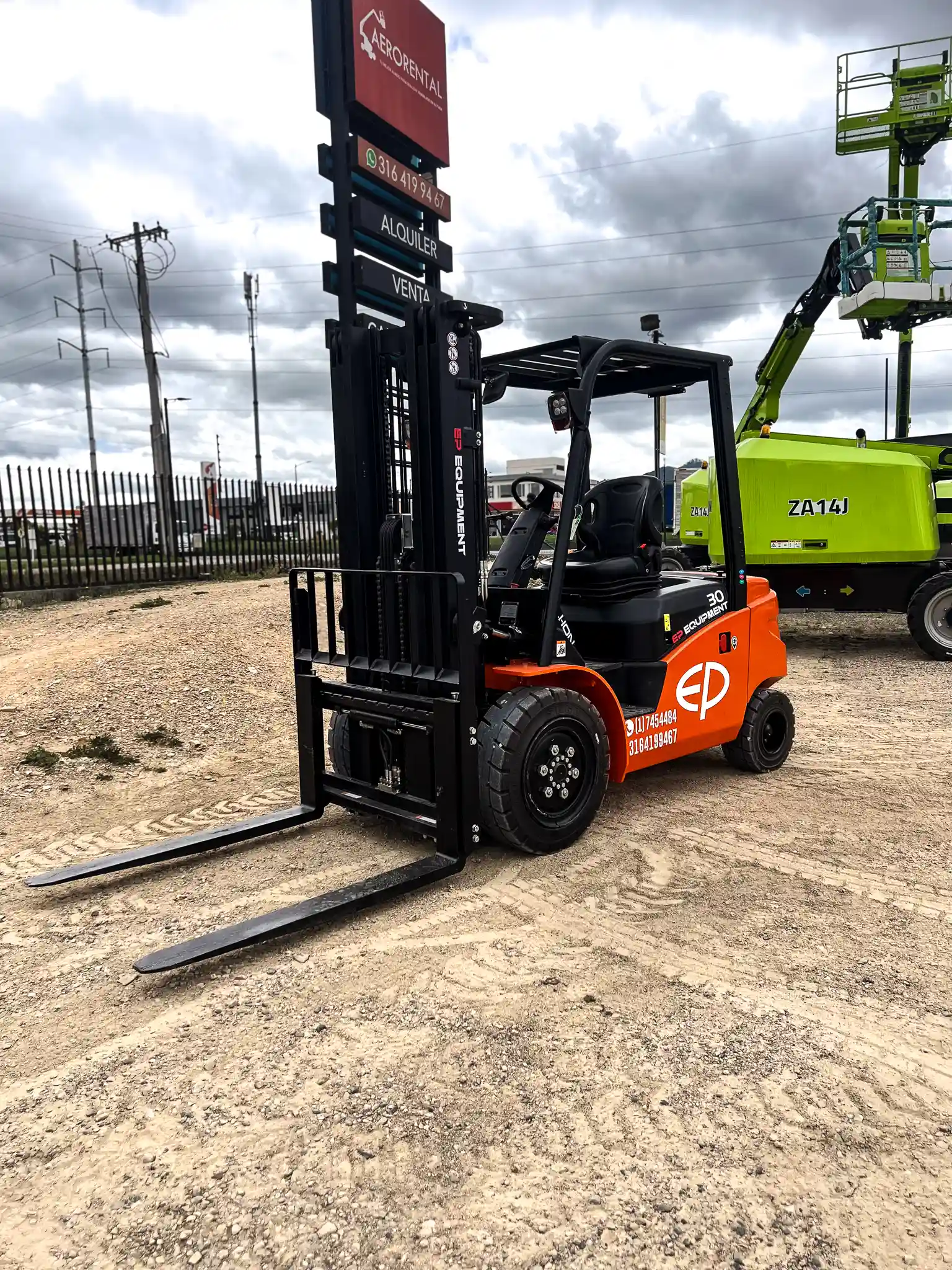 Montacargas modelo EFL 300 de AeroRental.