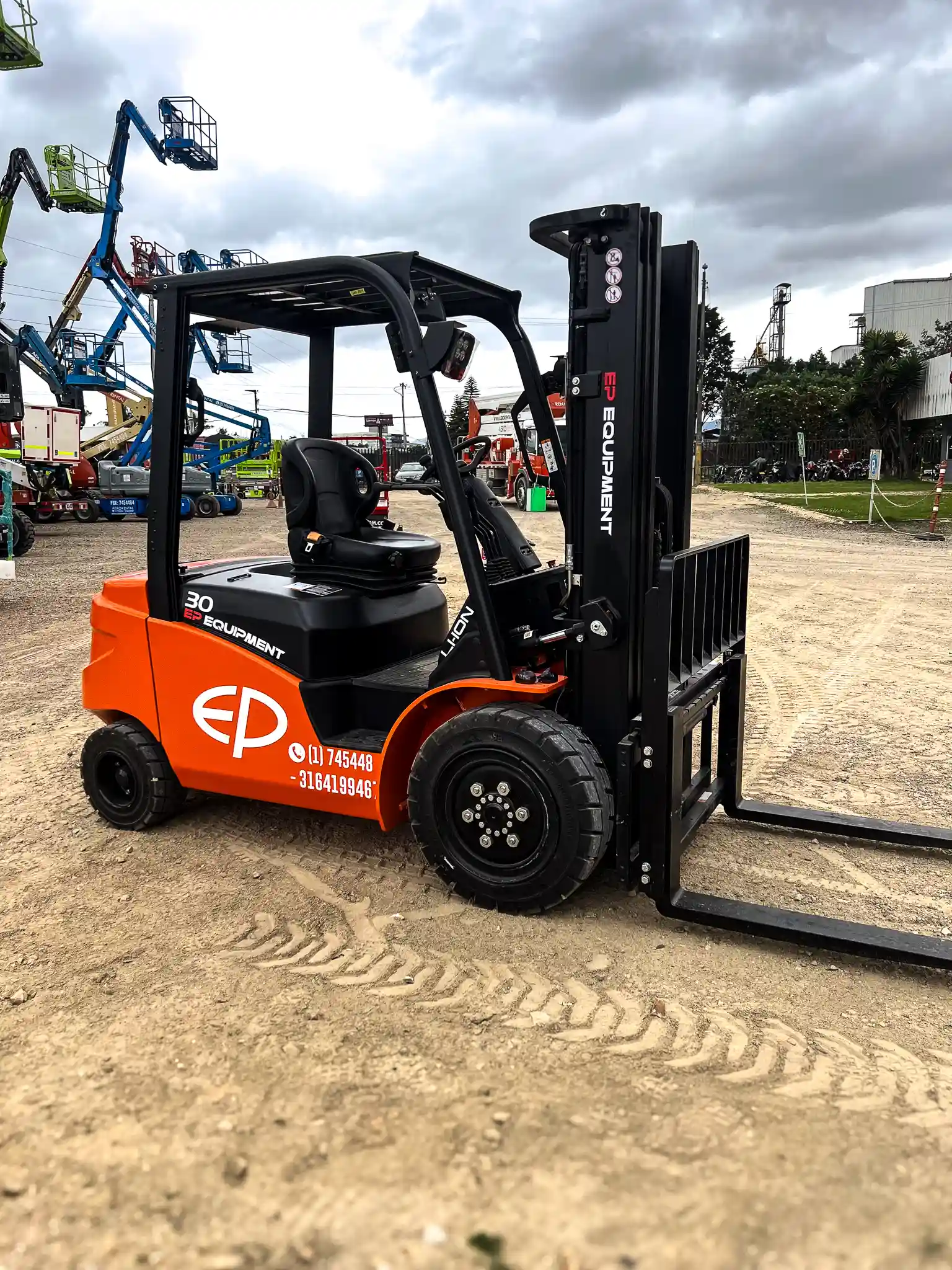 Montacargas modelo EFL 300 de AeroRental.