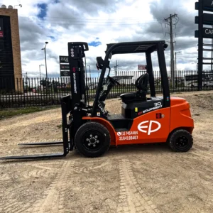 Montacargas modelo EFL 300 de AeroRental.
