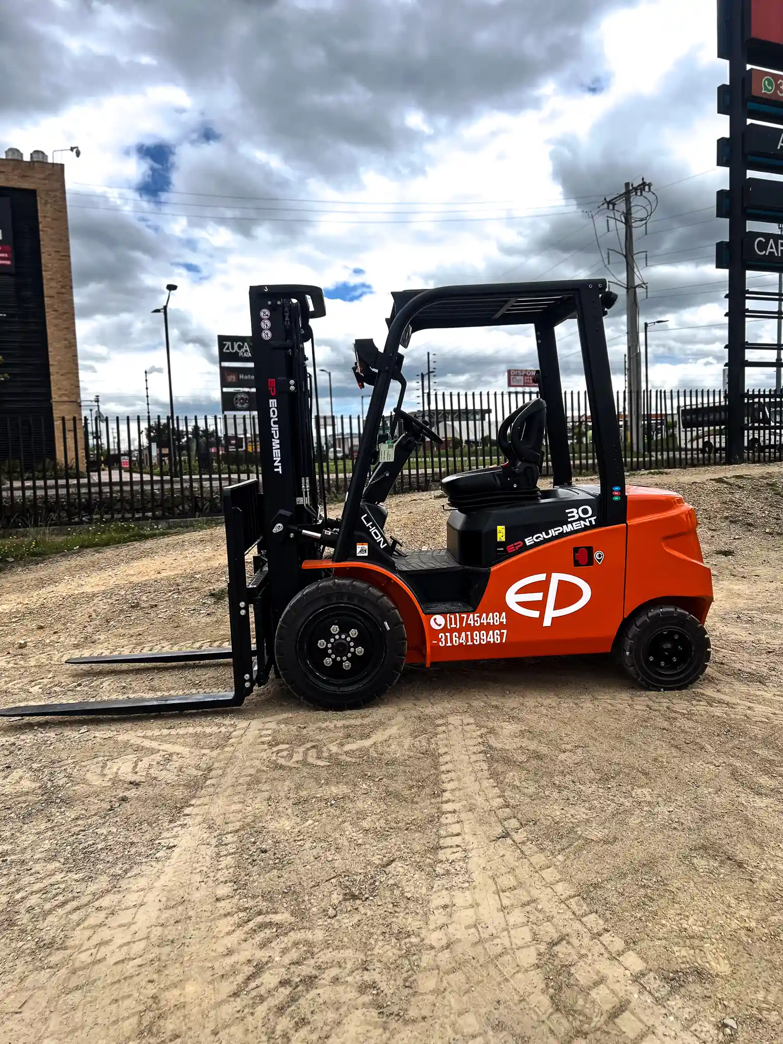 Montacargas modelo EFL 300 de AeroRental.