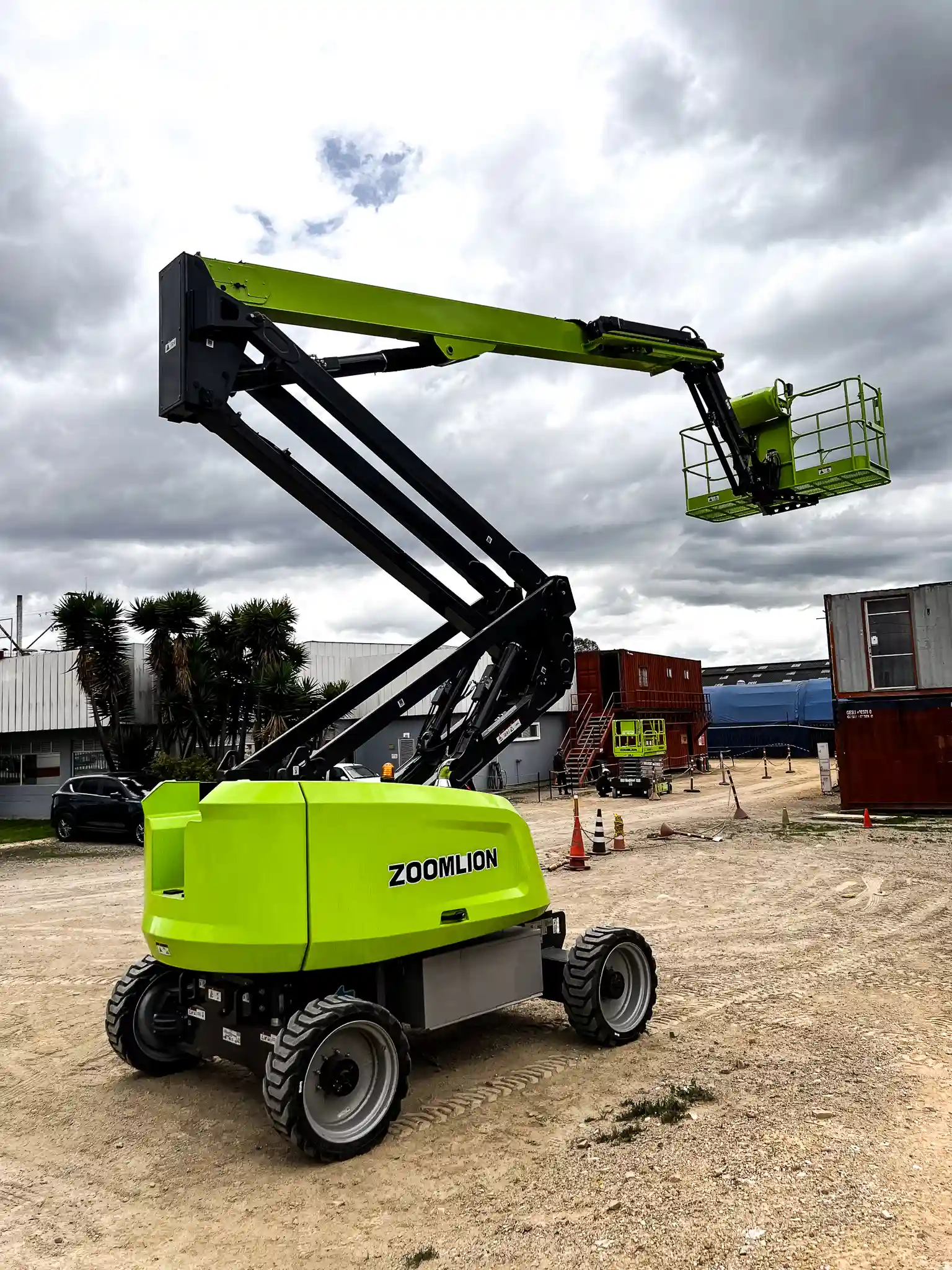 Brazo articulado modelo za20jeh de AeroRental Brazo articulado para trabajos en altura.