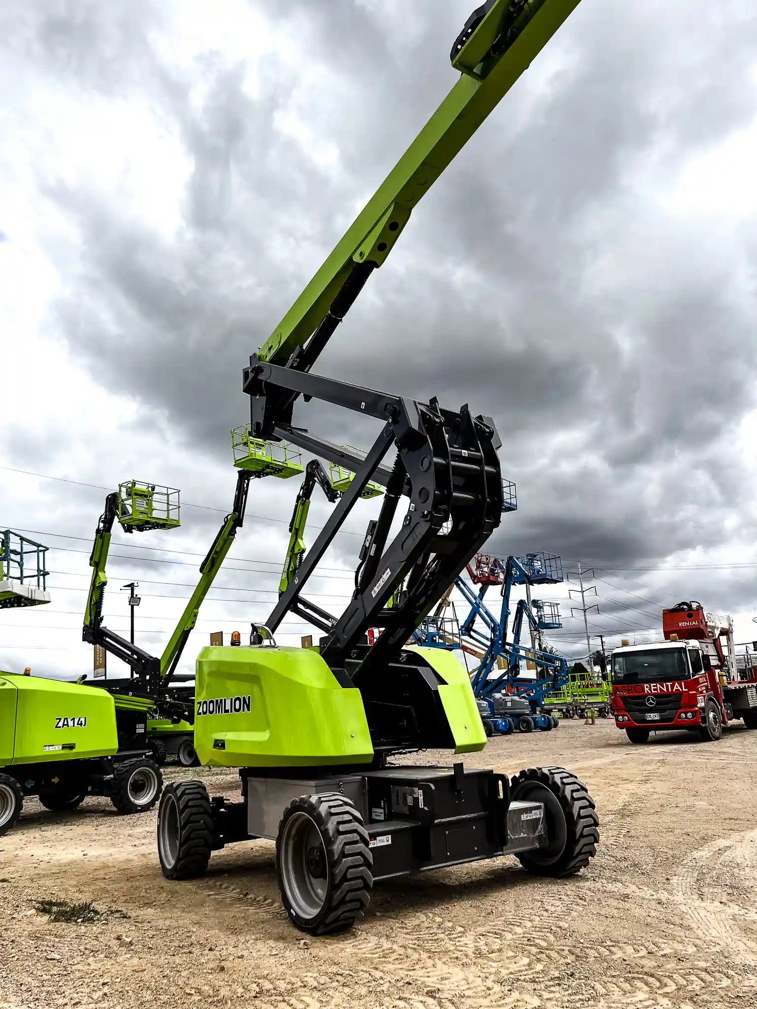 Brazo articulado modelo za20jeh de AeroRental Brazo articulado para trabajos en altura.