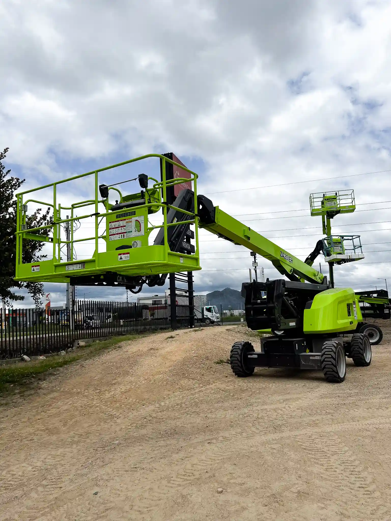 Brazo articulado modelo za20jeh de AeroRental Brazo articulado para trabajos en altura.