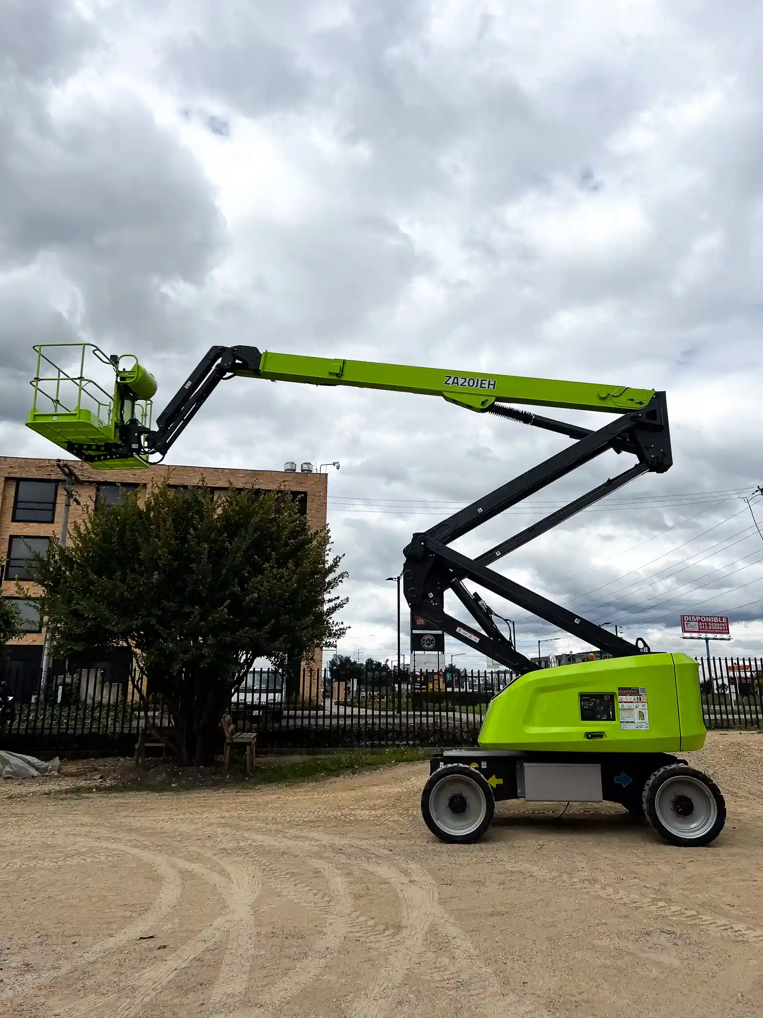 Brazo articulado modelo za20jeh de AeroRental Brazo articulado para trabajos en altura.