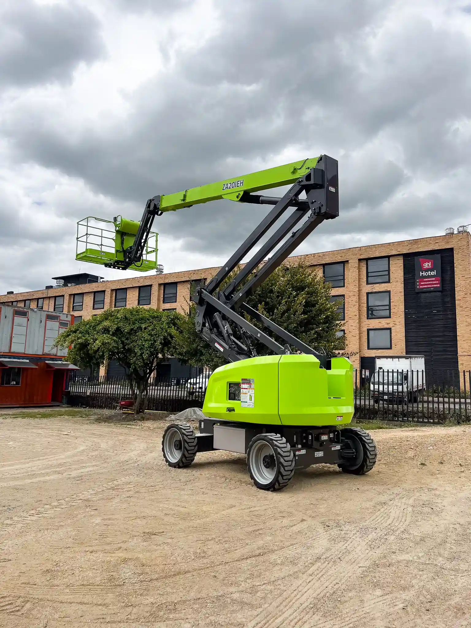 Brazo articulado modelo za20jeh de AeroRental Brazo articulado para trabajos en altura.