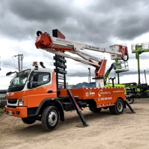 Brazo articulado montado sobre camión de 18 metros AeroRental para trabajos en altura